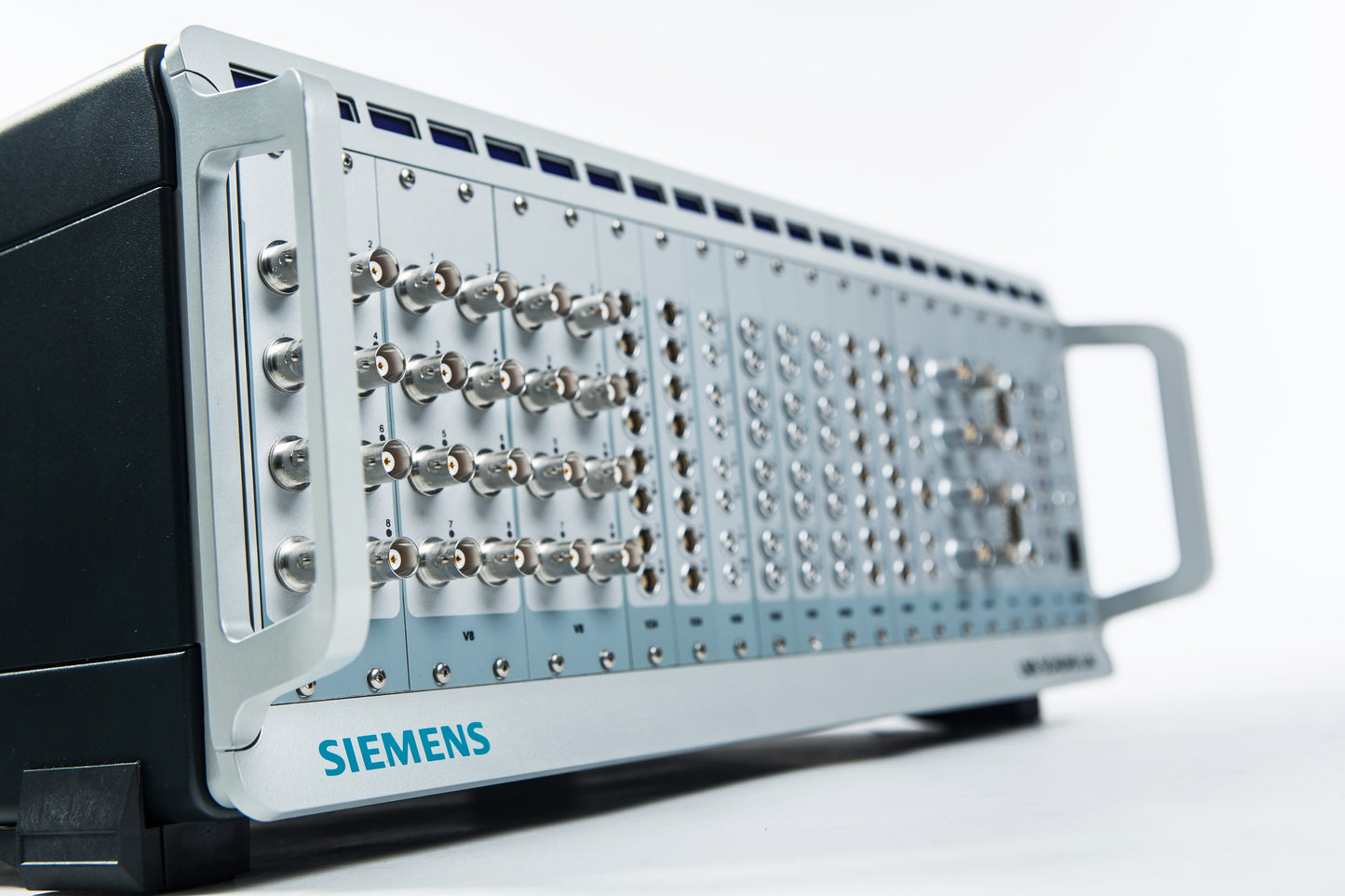 Simcenter SCADAS Lab - Mainframe Vibration Control with Reduced bandwidth - 20 free slots
